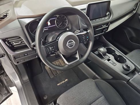 Used 2021 Nissan Rogue SV image 2