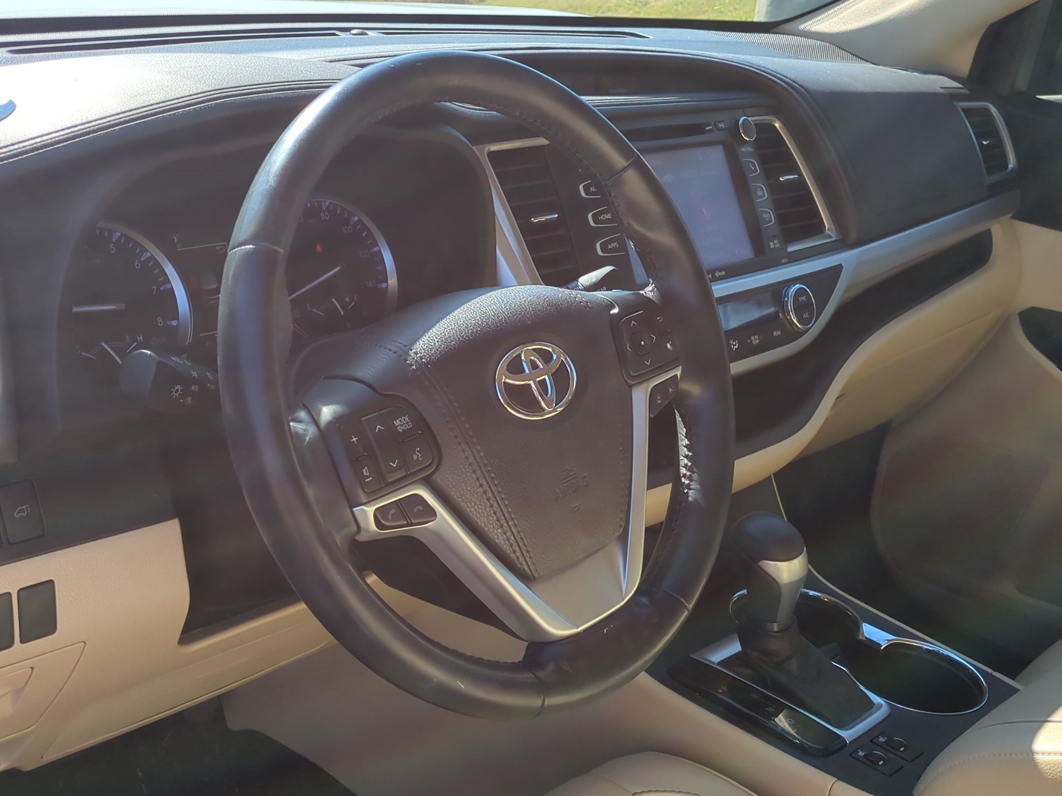 Used 2018 Toyota Highlander XLE AWD/4WD image 16