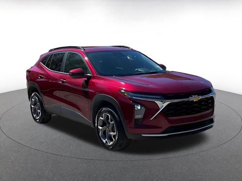 Used 2025 Chevrolet Trax LT w/ LT Convenience Package image 3