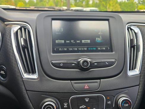 Used 2018 Chevrolet Malibu LT FWD image 28