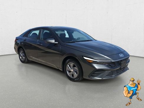 Certified 2024 Hyundai Elantra SE image 3