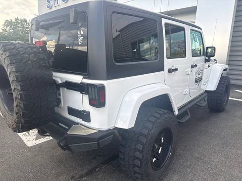 Used 2017 Jeep Wrangler Unlimited Sahara AWD/4WD image 5