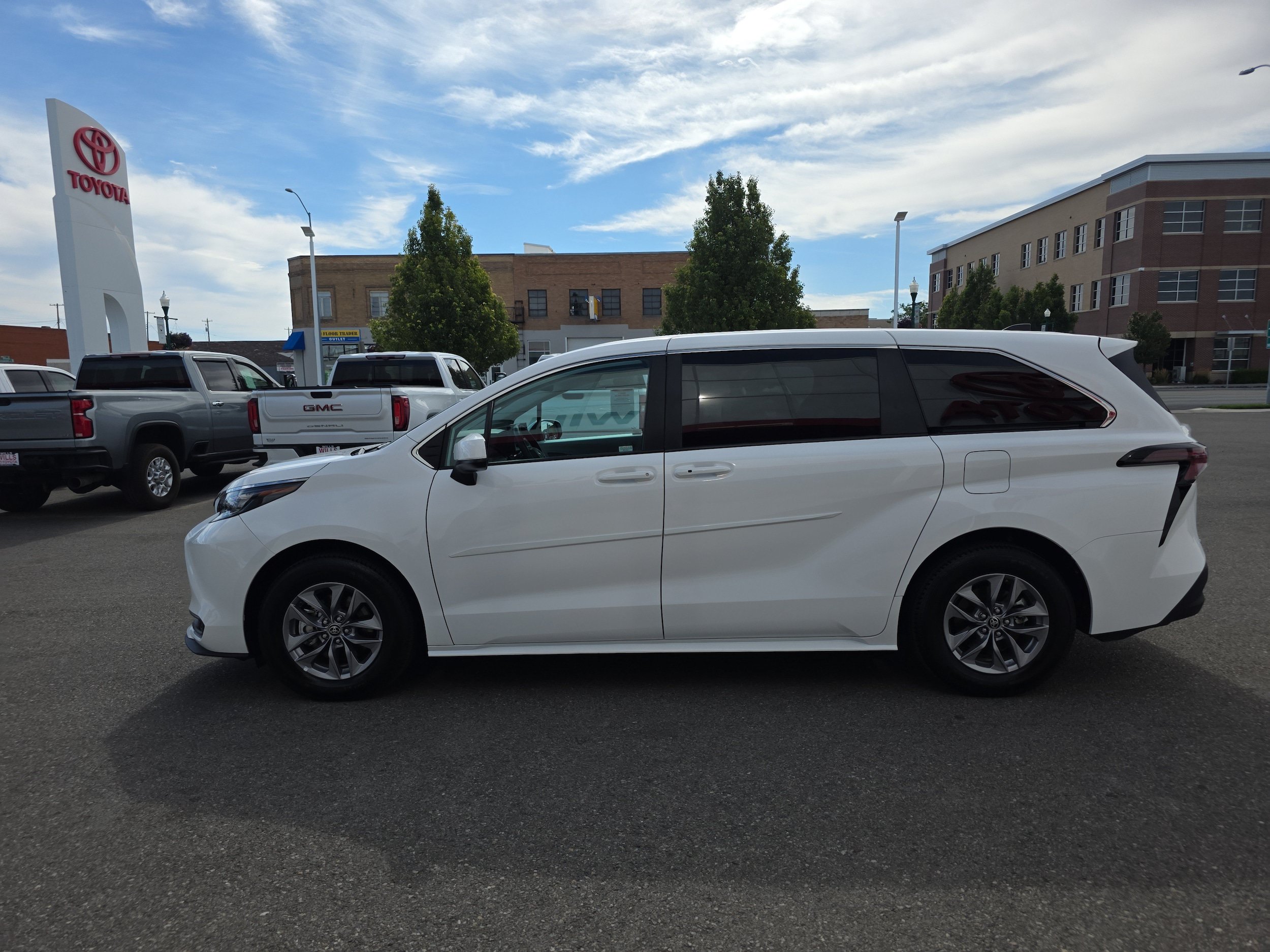 Used 2025 Toyota Sienna LE AWD/4WD image 6