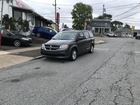 Used 2016 Dodge Grand Caravan SXT FWD image 2