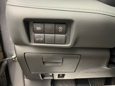 Used 2023 Toyota Highlander XLE AWD/4WD image 13