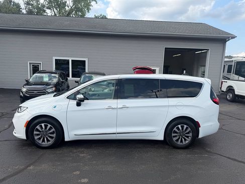 Used 2023 Chrysler Pacifica Limited FWD image 2