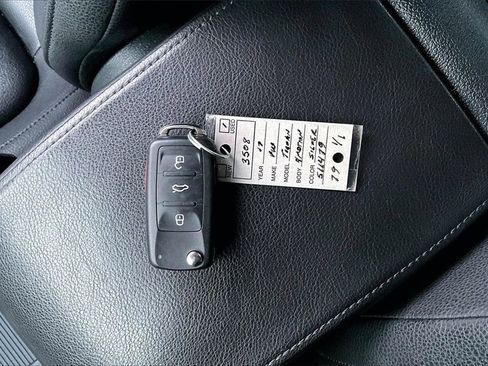 Used 2017 Volkswagen Tiguan S image 33