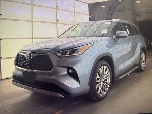 Used 2024 Toyota Highlander LE image 3