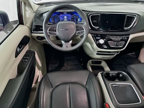 Used 2023 Chrysler Pacifica Touring-L FWD image 10