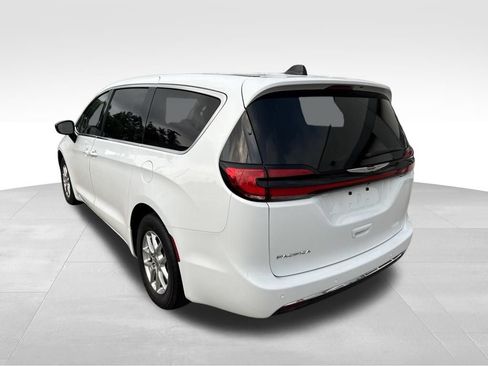 Used 2024 Chrysler Pacifica Touring-L FWD image 11