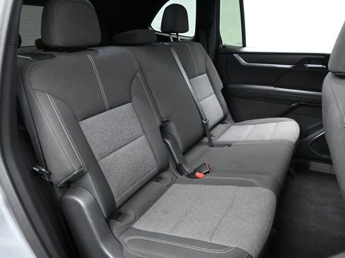 Used 2025 GMC Acadia Elevation image 13