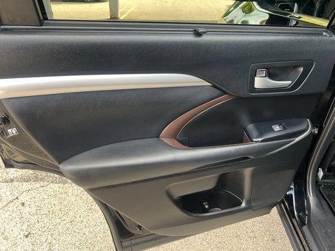 Used 2019 Toyota Highlander XLE AWD/4WD image 11