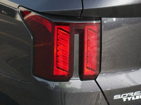 Used 2025 Kia Sorento S w/ Panoramic Sunroof Package FWD image 12