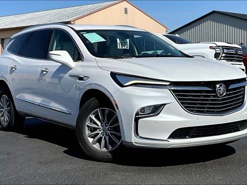 Used 2023 Buick Enclave Essence FWD image 2