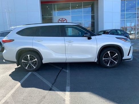 Used 2021 Toyota Highlander XSE image 2
