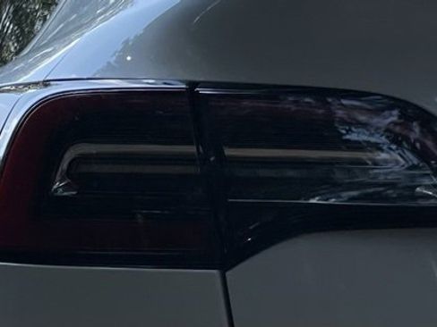 Used 2021 Tesla Model Y Long Range image 9