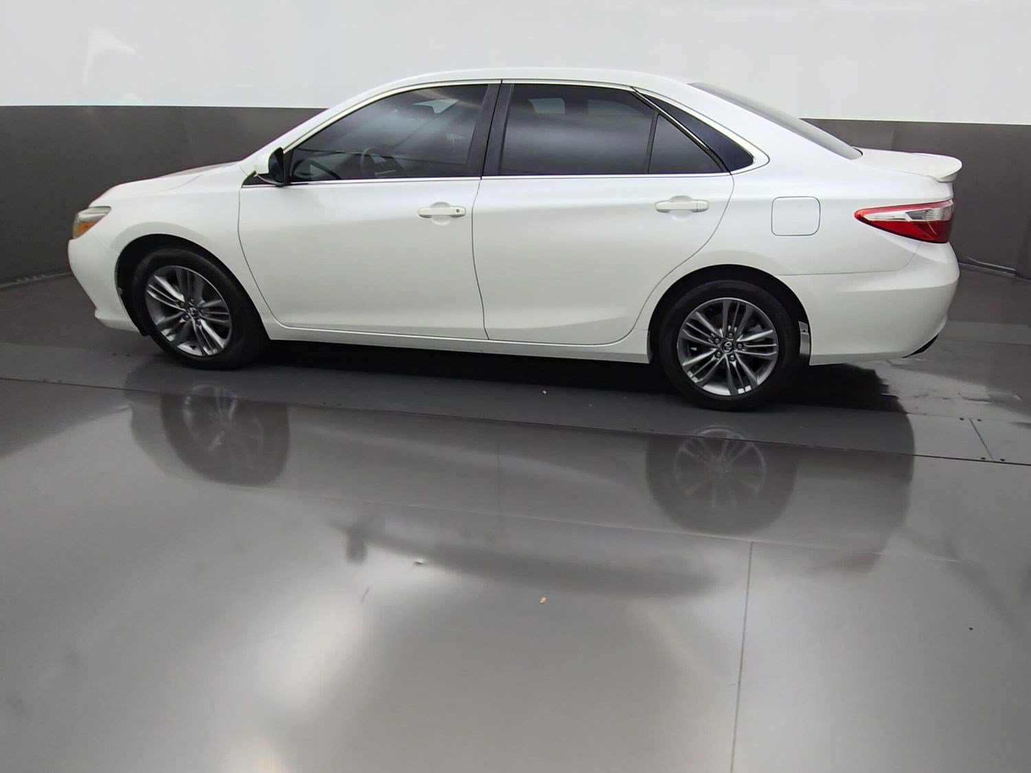 Used 2017 Toyota Camry SE FWD image 5