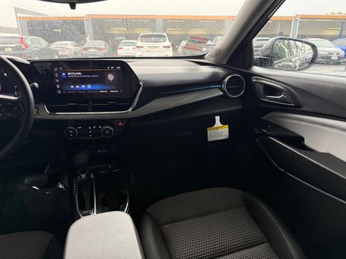 Used 2025 Chevrolet Trax LT image 21