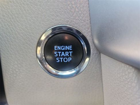 Used 2019 Toyota Highlander SE image 17