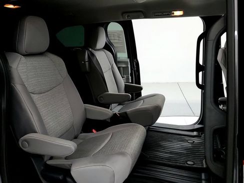 Used 2025 Toyota Sienna LE AWD/4WD image 18