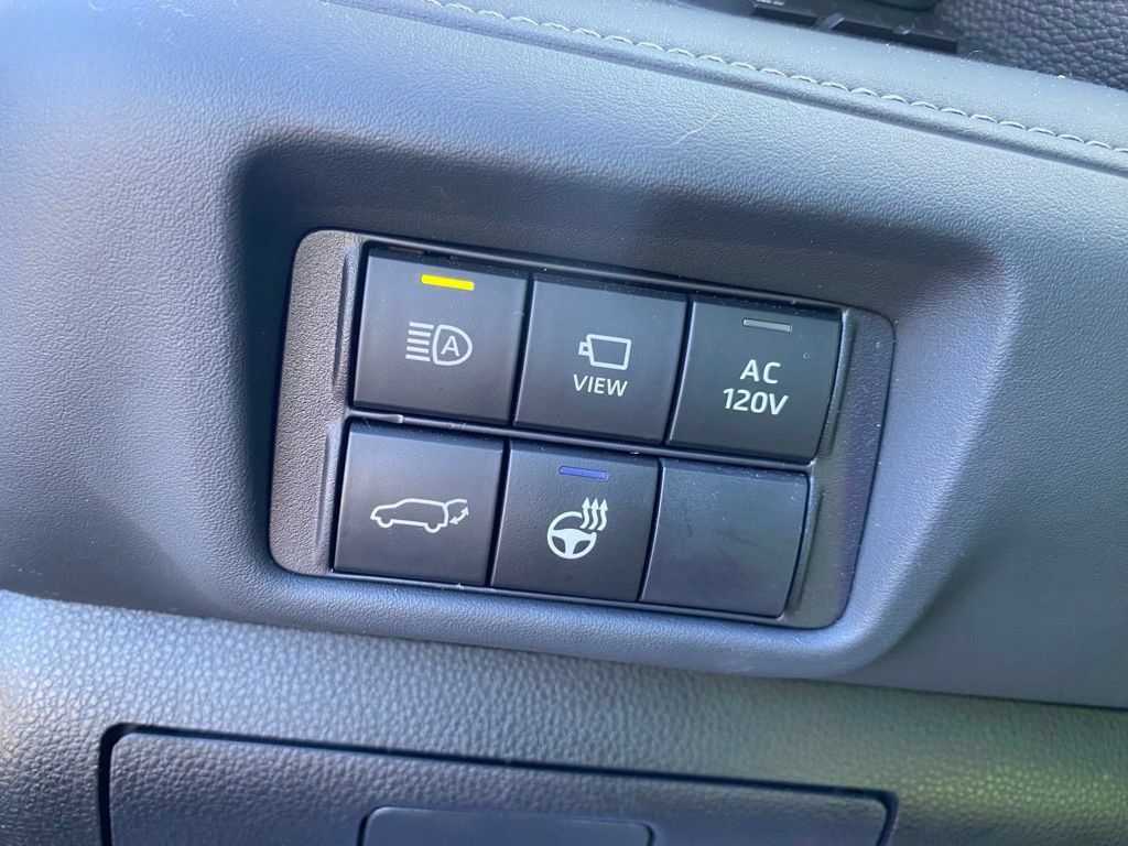 Used 2025 Toyota Highlander Platinum AWD/4WD image 28