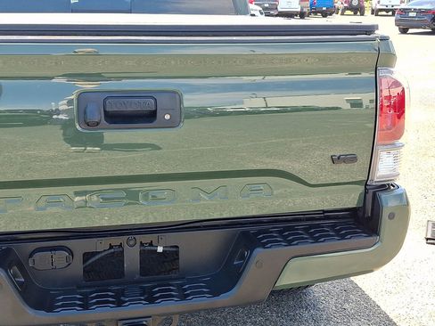 Used 2022 Toyota Tacoma TRD Off-Road AWD/4WD image 17