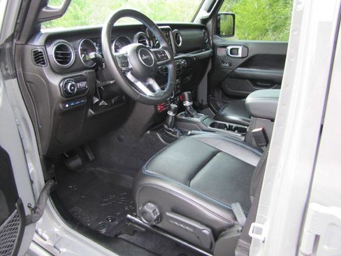 Used 2022 Jeep Wrangler Unlimited Rubicon 4xe w/ Cold Weather Group AWD/4WD image 13