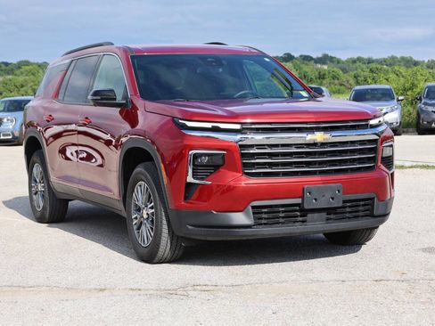 Used 2025 Chevrolet Traverse LT w/ Driver Confidence Package AWD/4WD image 4