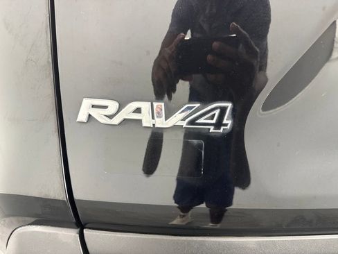 Used 2022 Toyota RAV4 XLE Premium FWD image 9
