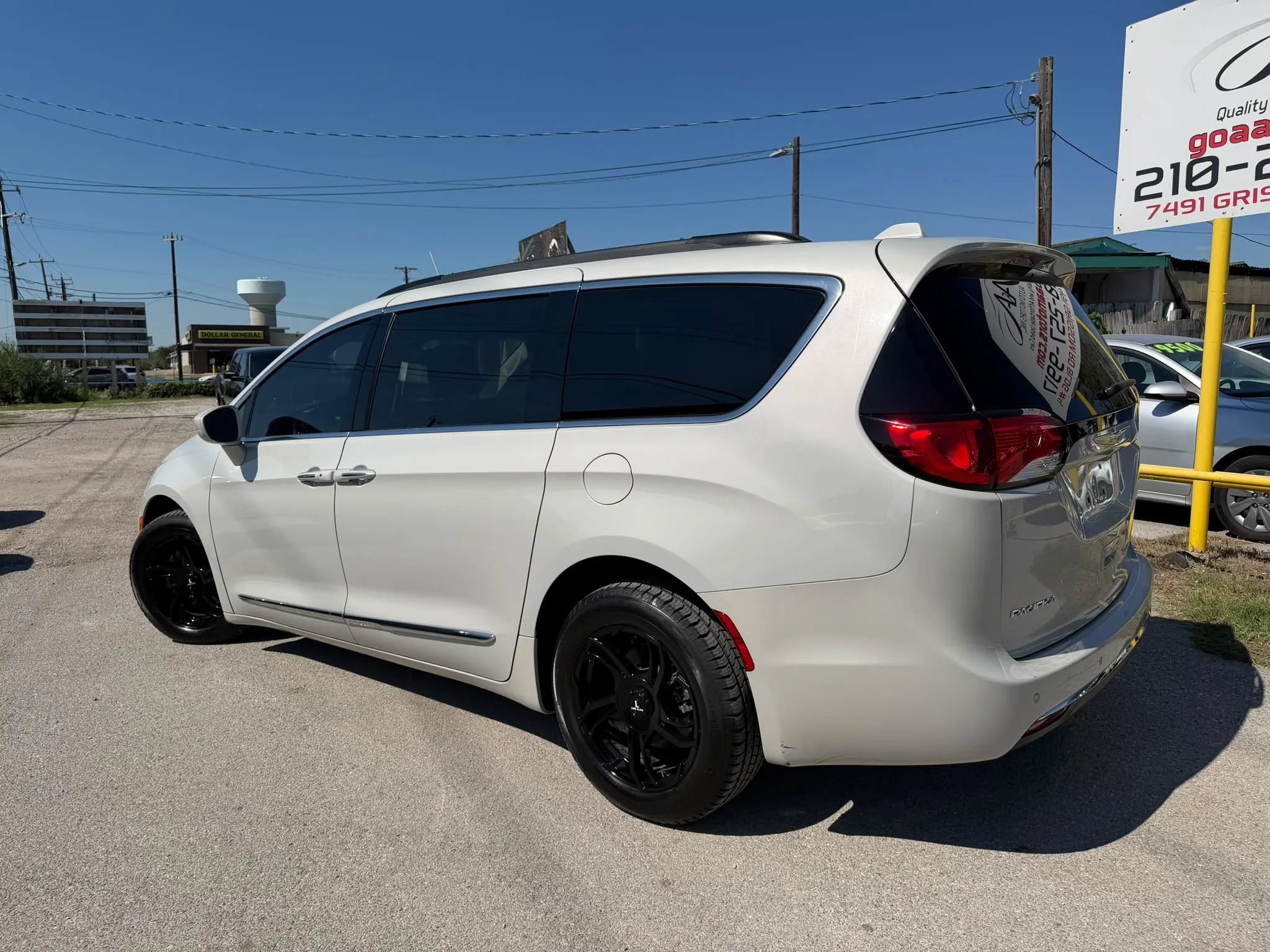 Used 2017 Chrysler Pacifica Touring-L FWD image 5