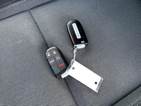 Used 2019 Dodge Charger SXT image 10