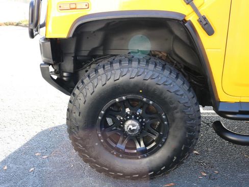 Used 2003 HUMMER H2 Base 4dr 4WD SUV w/ Preferred Equipment Group image 32