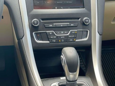 Used 2016 Ford Fusion SE FWD image 18