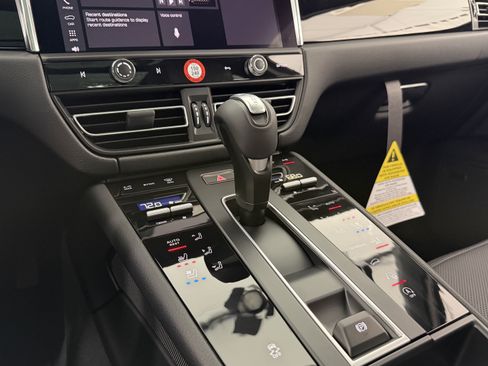 Certified 2026 Porsche Macan AWD/4WD image 37