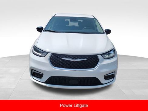 Used 2024 Chrysler Pacifica Touring-L image 9