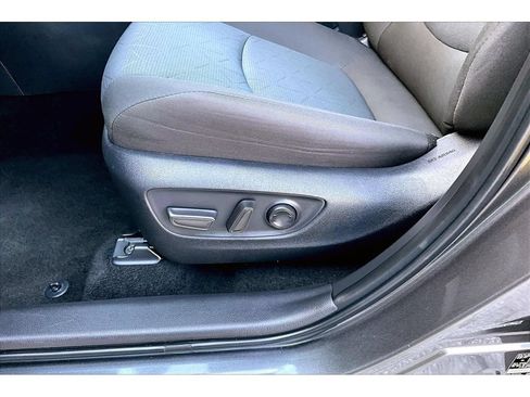 Used 2025 Toyota RAV4 XLE FWD image 29