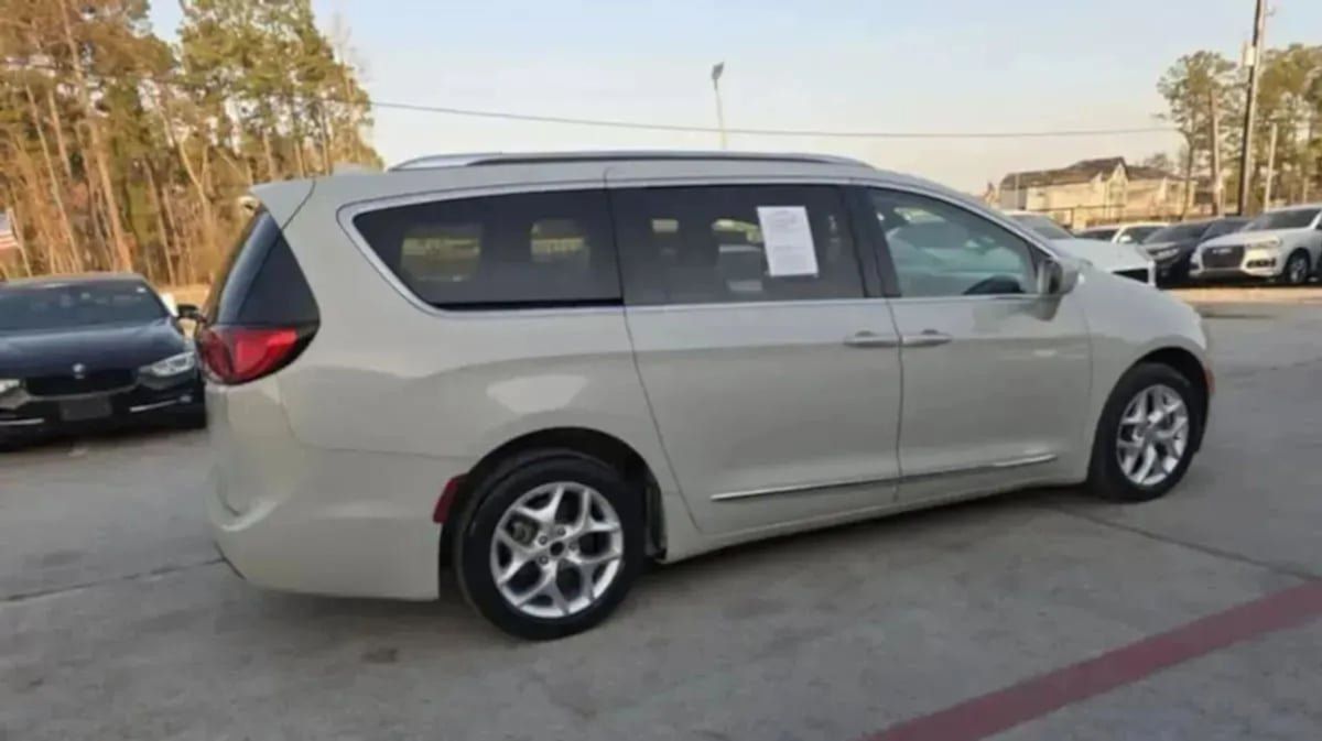 Used 2020 Chrysler Pacifica Touring-L Plus w/ Tire & Wheel Group FWD image 46