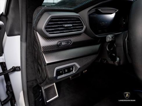 Used 2024 Lamborghini Urus Performante AWD/4WD image 32