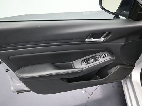 Used 2024 Nissan Altima 2.5 SV image 10