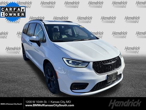 Used 2023 Chrysler Pacifica Touring-L w/ Uconnect Theater Family Group image 1