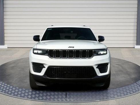 Used 2024 Jeep Grand Cherokee Altitude AWD/4WD image 2