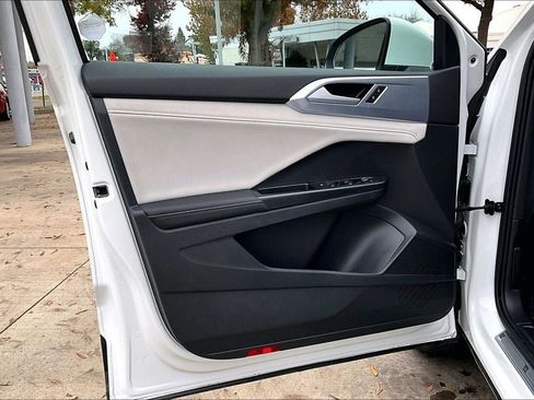 Certified 2025 Volkswagen Taos SE w/ Panoramic Sunroof Package image 26