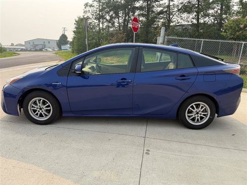 Used 2017 Toyota Prius Two w/ Prius Two Safety Plus Package FWD image 4