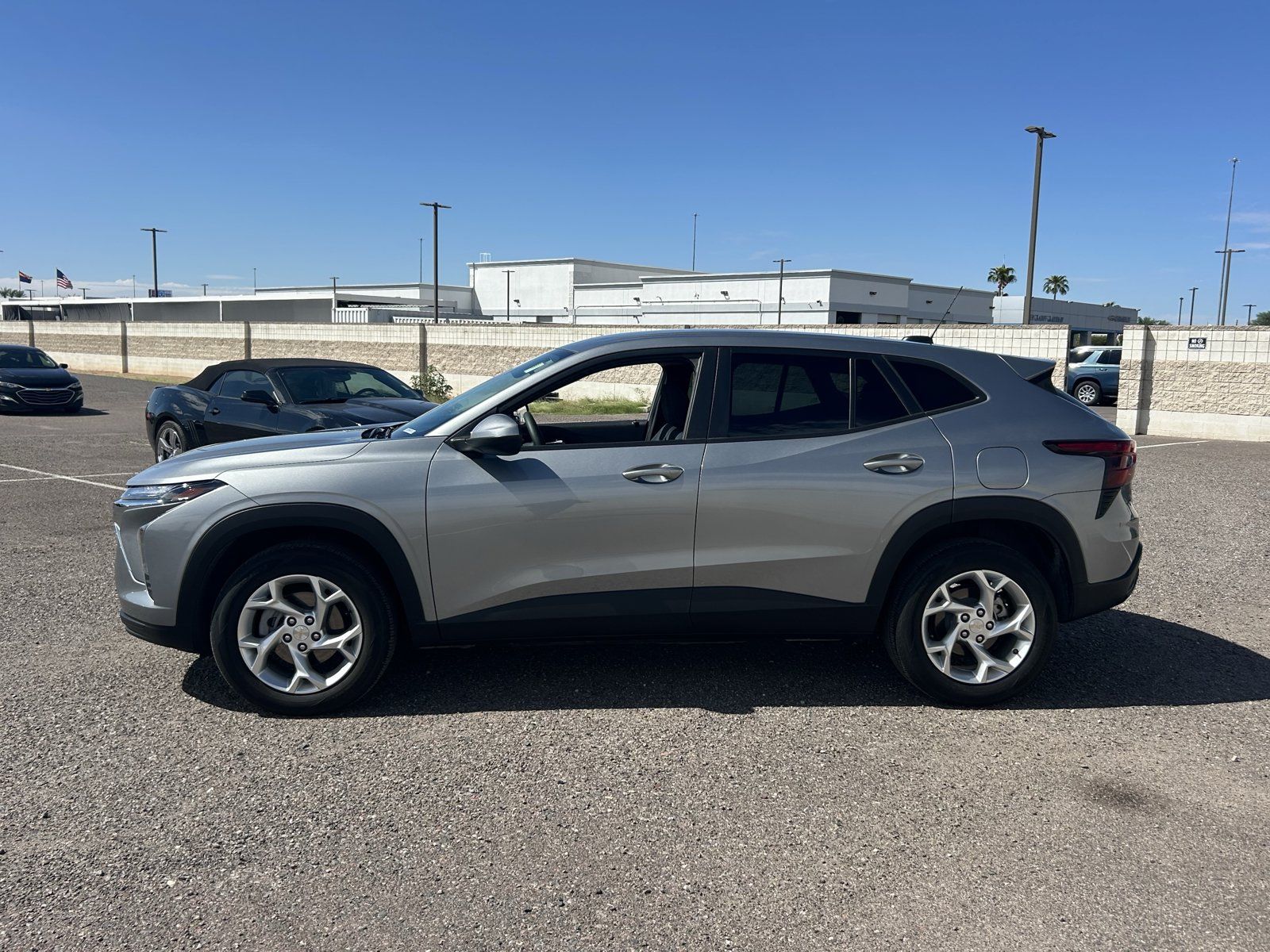 Used 2026 Chevrolet Trax LS w/ LS Convenience Package FWD image 2