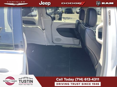 Used 2023 Chrysler Pacifica Limited FWD image 23