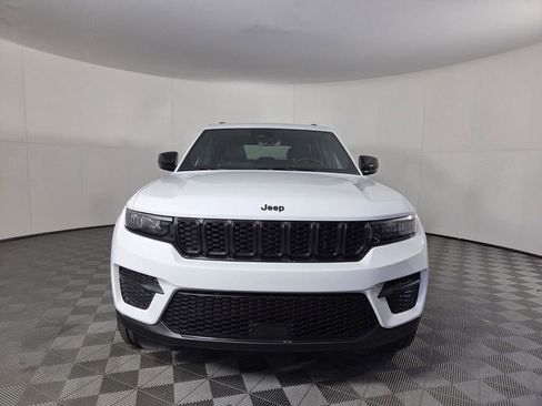 New 2025 Jeep Grand Cherokee Altitude image 9