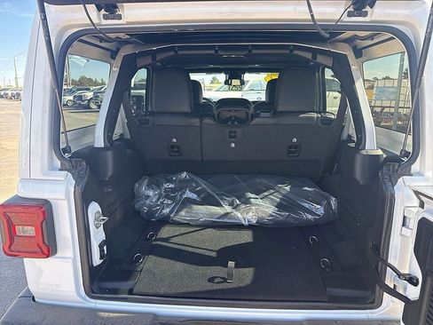 Used 2024 Jeep Wrangler Sahara image 13