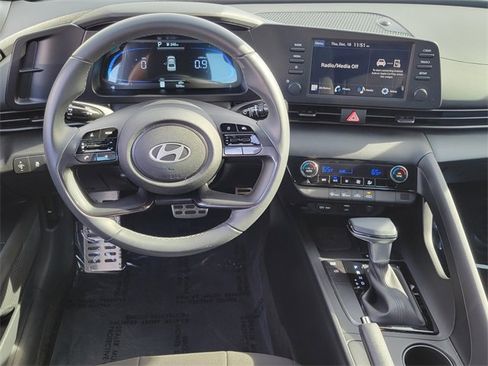 Used 2025 Hyundai Elantra Sport image 4