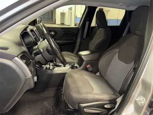 Used 2019 Jeep Cherokee Latitude w/ Cold Weather Group image 15