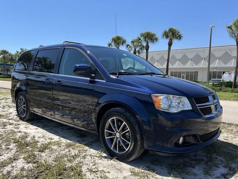 Used 2017 Dodge Grand Caravan SXT FWD image 3